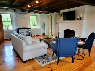 Downingtown Manor - 1900s Farmhouse with Creek Views - Downingtown - 5