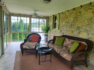 Downingtown Manor - 1900s Farmhouse with Creek Views - Downingtown - 1