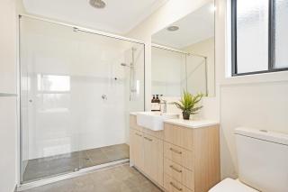 KOZYGURU | Greenvale VIC | Roomy Charming | 7 Bed House + Free Parking - 7