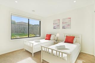 KOZYGURU Greenvale VIC Roomy Charming 7 Bed House + Free Parking VGR021 - Greenvale - 1