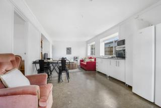 Bright 3-Bedroom Unit with Parking and Kitchenette - Auckland - 5