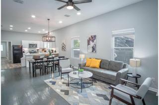 Captivating 4BR 2BA Home Near Awesome Downtown - San Antonio - 7