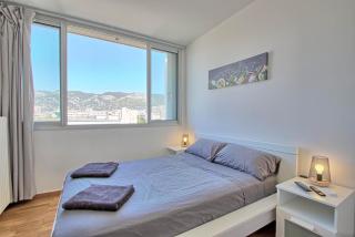 Beau T4 traversant avec superbe emplacement - Toulon - 2