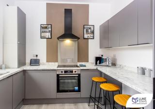 Luke Stays - Kitchener Street - 6