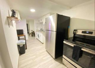 Modern cozy home with private patio - Sleeps 6 - 4