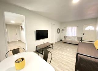 Modern cozy home with private patio - Sleeps 6 - Miami - 2