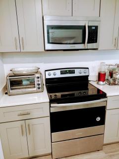 A beautiful queen bedroom - 8