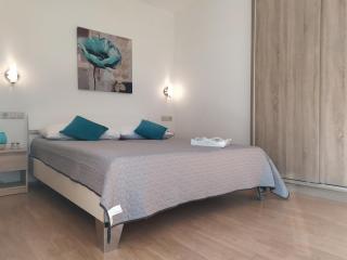 Lovely 2-bedroom, 2-bathroom apartment with sea view balcony, 200m from beach - Duće - 0