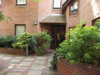 The Courtyard 2 Bedroom Apartments in Central Windsor with Parking - 7