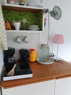 Sjönära enkel övernattningsstuga på berg med terrass, toilet in other house, outsideshower - Åkersberga - 4
