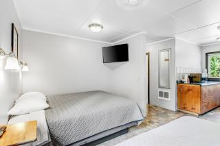 Mount Constance, Room 10 at Mount Walker Inn - 7
