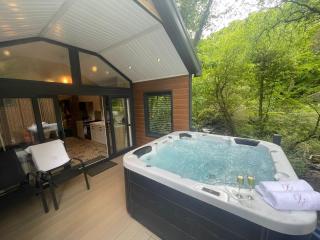 P74 - Riverside Family Pod with Hot Tub - Bethesda - 0