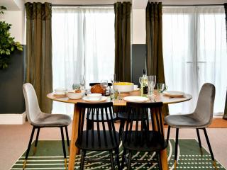 Pass the Keys Perfectly located stylish 2 bed home with Parking - Newport - 2