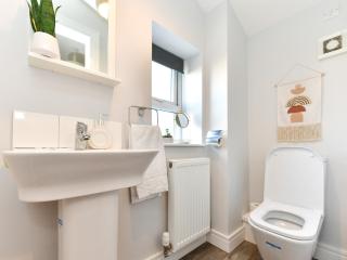 Pass the Keys Perfectly located stylish 2 bed home with Parking - Newport - 4