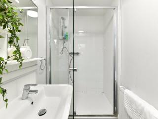 Pass the Keys Perfectly located stylish 2 bed home with Parking - Newport - 1