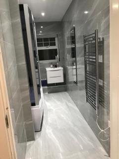 2 Double Bedroom Apartment in Edgware, London - 1