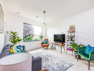 Pass the Keys Modern 2 Bedroom City Apartment With Parking - Chichester - 0
