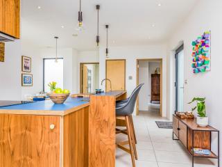 Pass the Keys Modern 2 Bedroom City Apartment With Parking - 8