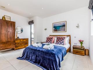 Modern 2 Bedroom City Apartment With Parking - Pass the Keys - 2