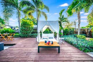 Chique Pool and Tiki Resort - Pompano Beach - 8