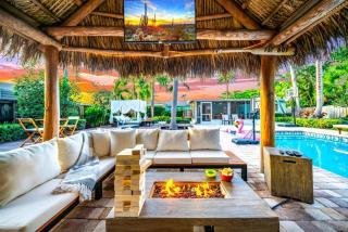 Chique Pool and Tiki Resort - Pompano Beach - 5