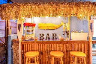 Pool and Hot Tub Just 10 Close to All - 8