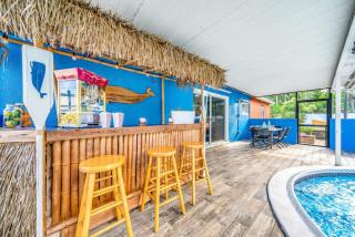 Pool and Hot Tub Just 10 Close to All - 4