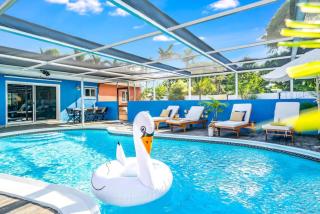 Pool and Hot Tub Just 10 Close to All - 1