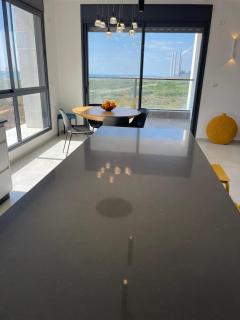 #דירת יוקרה על הים Bluewave Beach Apartment# - 1