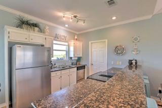 Deck and Grill Walkable Crystal Beach House! - Bolivar Peninsula - 4