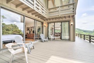 Mountain Views and Deck Spacious Bryson City Home! - Bryson City - 0