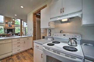 Mountain Views and Deck Spacious Bryson City Home! - Bryson City - 1