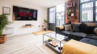 Stunning 2 bed with outside balcony, super king beds and 75’’ TV! - 8