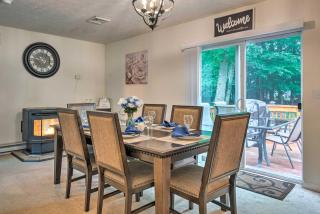 Jacuzzi and Resort Amenities Tobyhanna Family Home! - Tobyhanna - 4