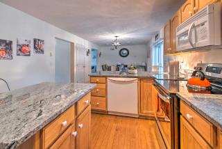 Jacuzzi and Resort Amenities Tobyhanna Family Home! - Tobyhanna - 1