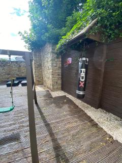 Town villa with charming garden, bbq area & Sleeps 6 - Cashel - 4