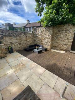 Town villa with charming garden, bbq area & Sleeps 6 - Cashel - 3
