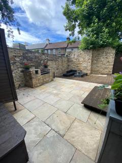 Town villa with charming garden, bbq area & Sleeps 6 - Cashel - 2