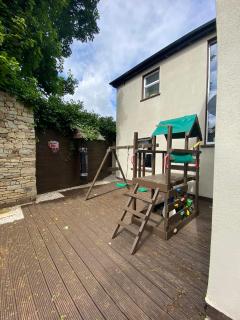Town villa with charming garden, bbq area & Sleeps 6 - Cashel - 1