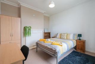 Spacious 4BR, Parking, Near Centre, Accommodates 7 - 8