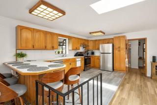 Coastal Cottage, 4 Large Decks, Close to Beach - 4