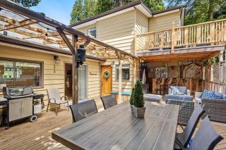 Coastal Cottage, 4 Large Decks, Close to Beach - 3