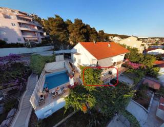 A1-apt w shared pool & balcony next to the beach - Trogir - 9