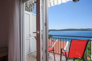 A1-apt w shared pool & balcony next to the beach - Trogir - 8