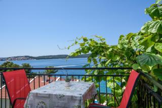 A1-apt w shared pool & balcony next to the beach - Trogir - 5