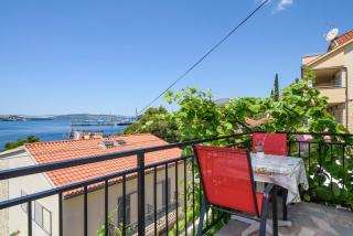 A1-apt w shared pool & balcony next to the beach - Trogir - 3