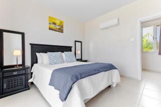 Sea Point Villas Luxury Villas with Private Pools in Coral Bay - 2