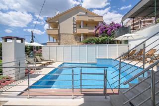 A2-apt w shared pool & balcony next to the beach - Trogir - 2