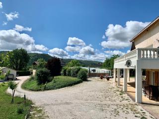 Rez de Piscine, 10 Personnes - RÊVE DE PAPILLON et À L'étage, 5 Personnes - NID D'ÉTOILES, Il s'agit bien de deux gîtes individuels qui sont reliés par un escalier interne, cela permet a une grande famille de louer les deux gîtes - Saint-Géry - 5
