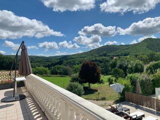 Rez de Piscine, 10 Personnes - RÊVE DE PAPILLON et À L'étage, 5 Personnes - NID D'ÉTOILES, Il s'agit bien de deux gîtes individuels qui sont reliés par un escalier interne, cela permet a une grande famille de louer les deux gîtes - Saint-Géry - 8